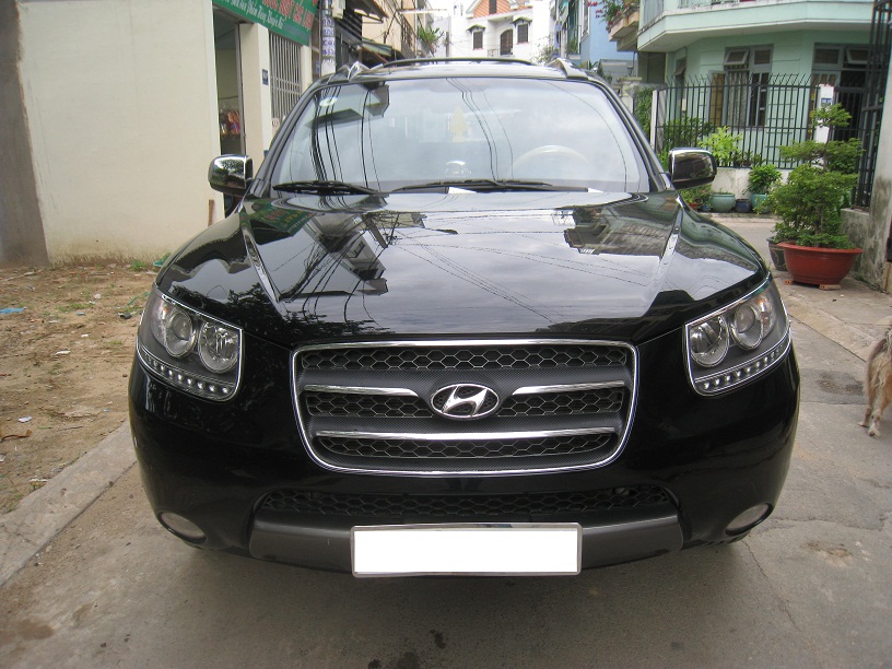 Xe du lịch 7 chỗ nhãn hiệu Huyndai Santa Fe tại Lào Cai